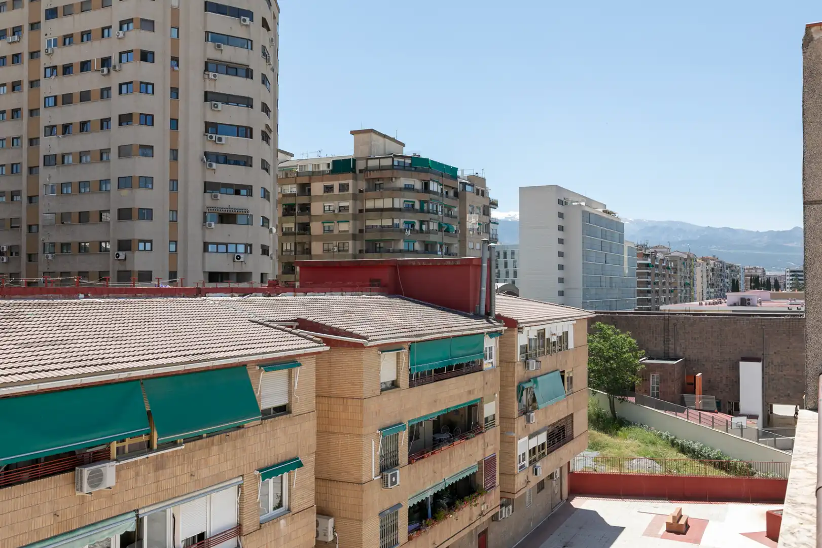 Vista exterior de Edifici en venda en Granada amb Alarma