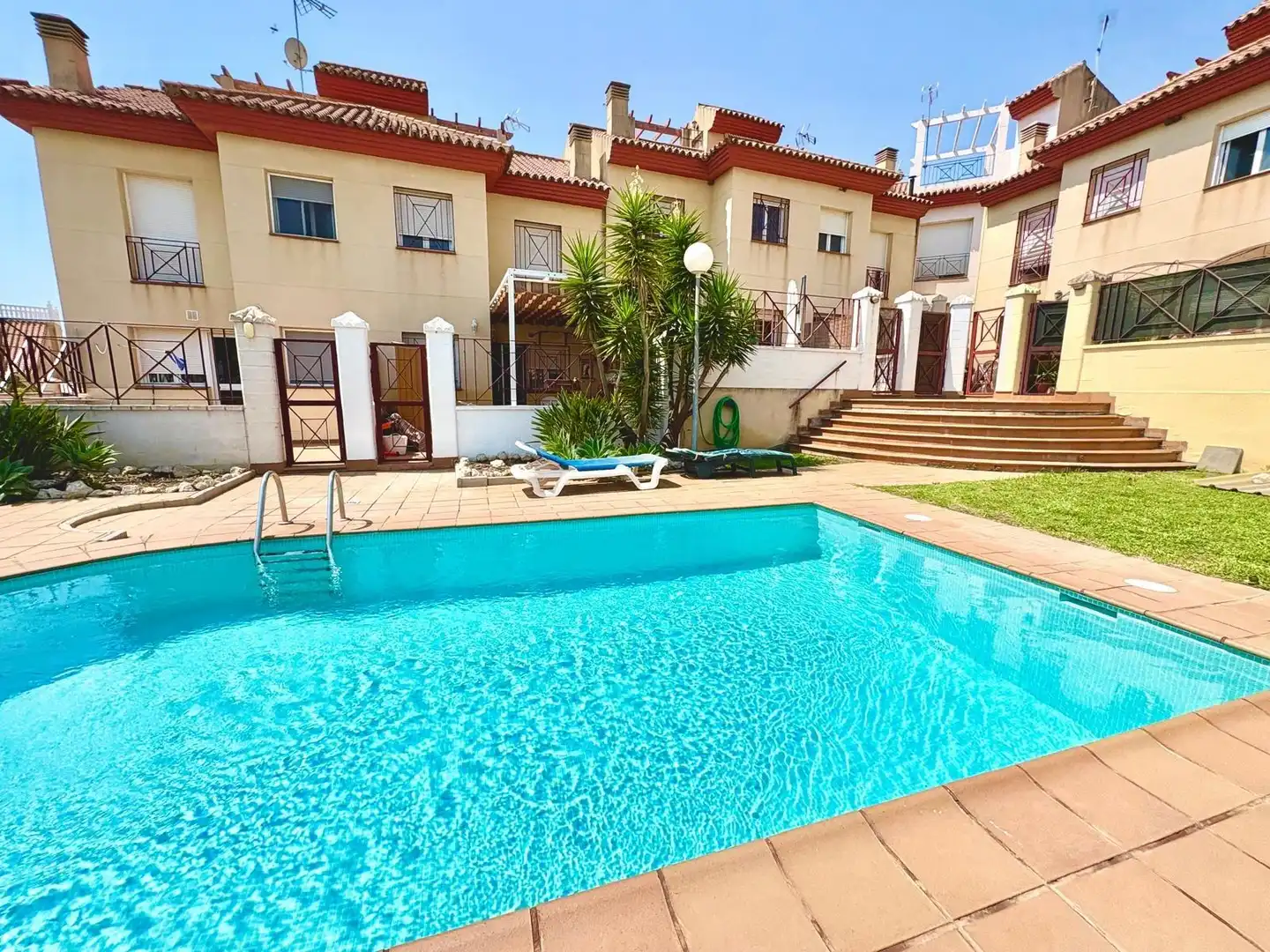Piscina de Casa adosada en venda en Vélez-Málaga amb Aire condicionat, Jardí privat i Terrassa