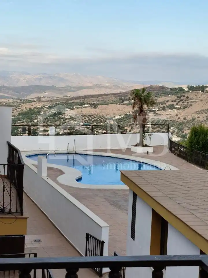 Pis amb piscina en venda a Alcaucín