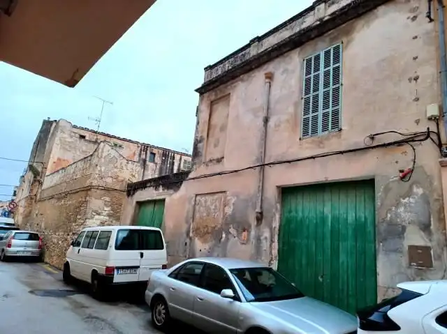 Außenansicht von Einfamilien-Reihenhaus zum Verkauf in Felanitx mit Terrasse und Abstellraum