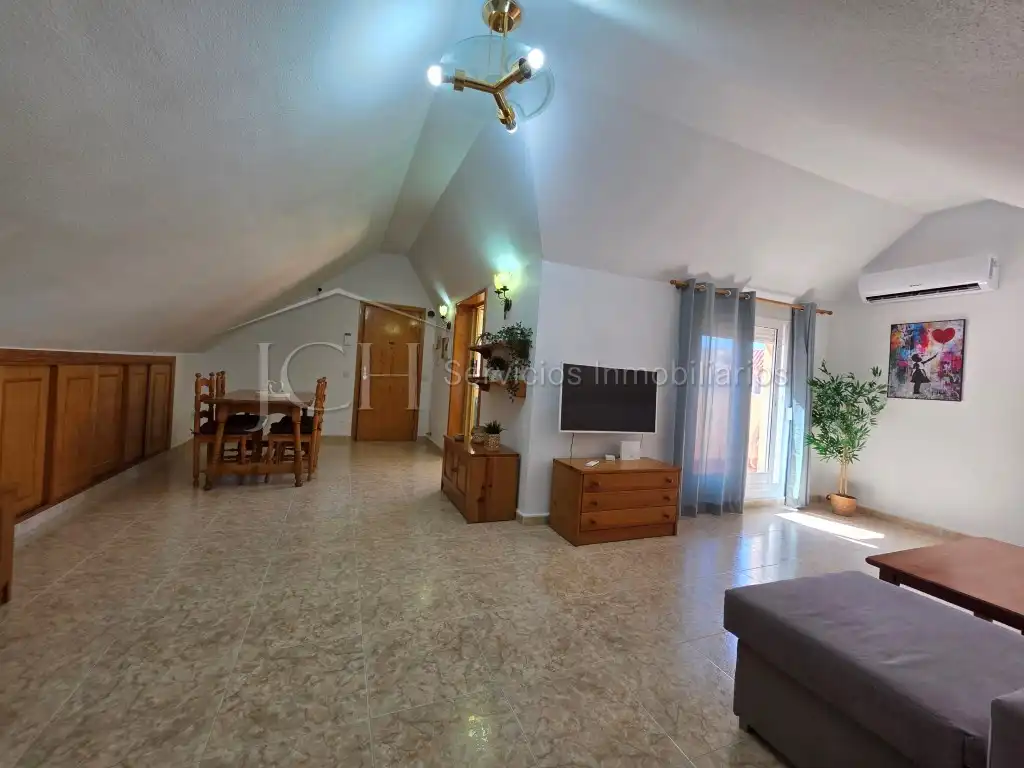 Sala d'estar de Àtic de lloguer en Fuengirola amb Aire condicionat i Moblat