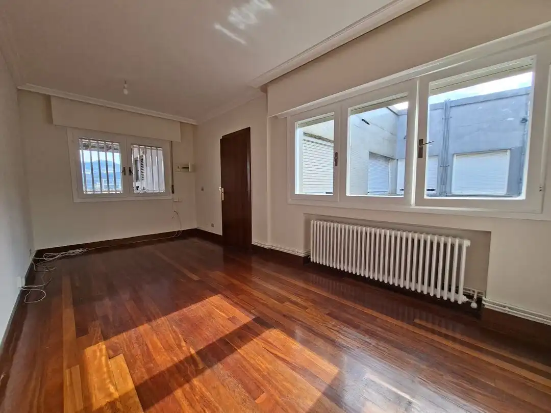 Wohnzimmer von Wohnung zum Verkauf in Durango mit Heizung, Abstellraum und Balkon
