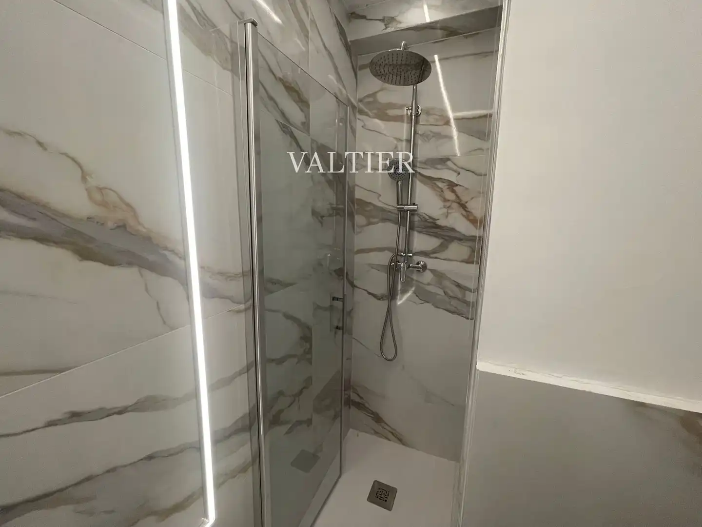 Bathroom of Flat for rent in Madrid  with Air Conditioner, Heating and Furnished