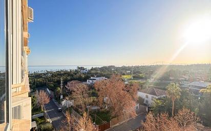 Vista exterior de Apartament en venda en Estepona amb Aire condicionat i Piscina