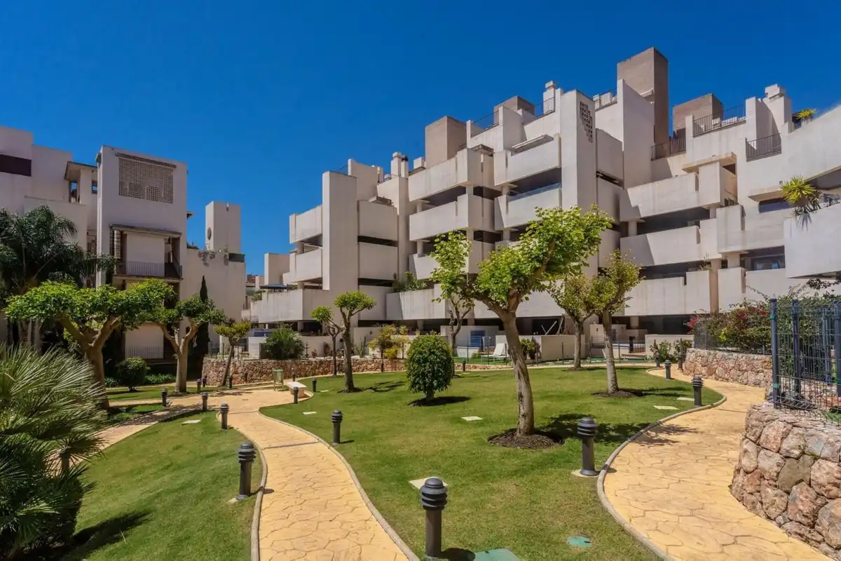 Vista exterior de Dúplex en venda en Estepona amb Terrassa, Piscina i Jacuzzi