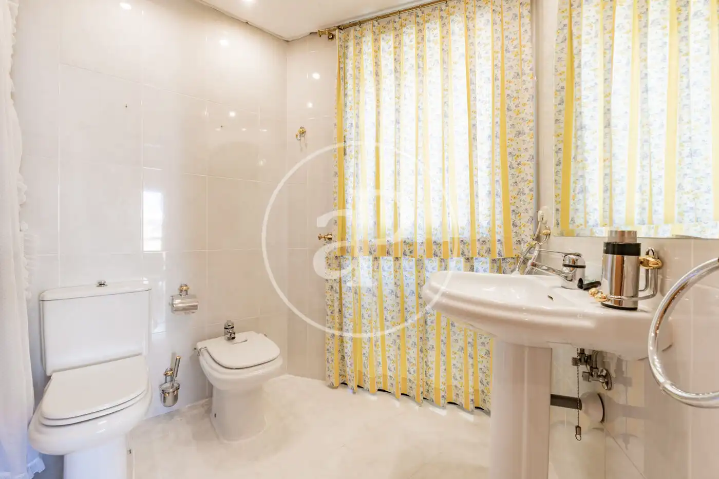 Bathroom of Flat for sale in Madrid  with Air Conditioner and Heating