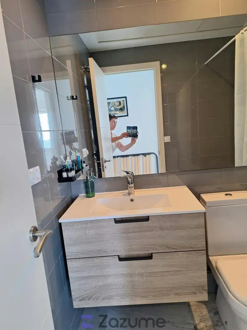 Badezimmer von Wohnung zur Miete in Benidorm mit Klimaanlage, Terrasse und Schwimmbad