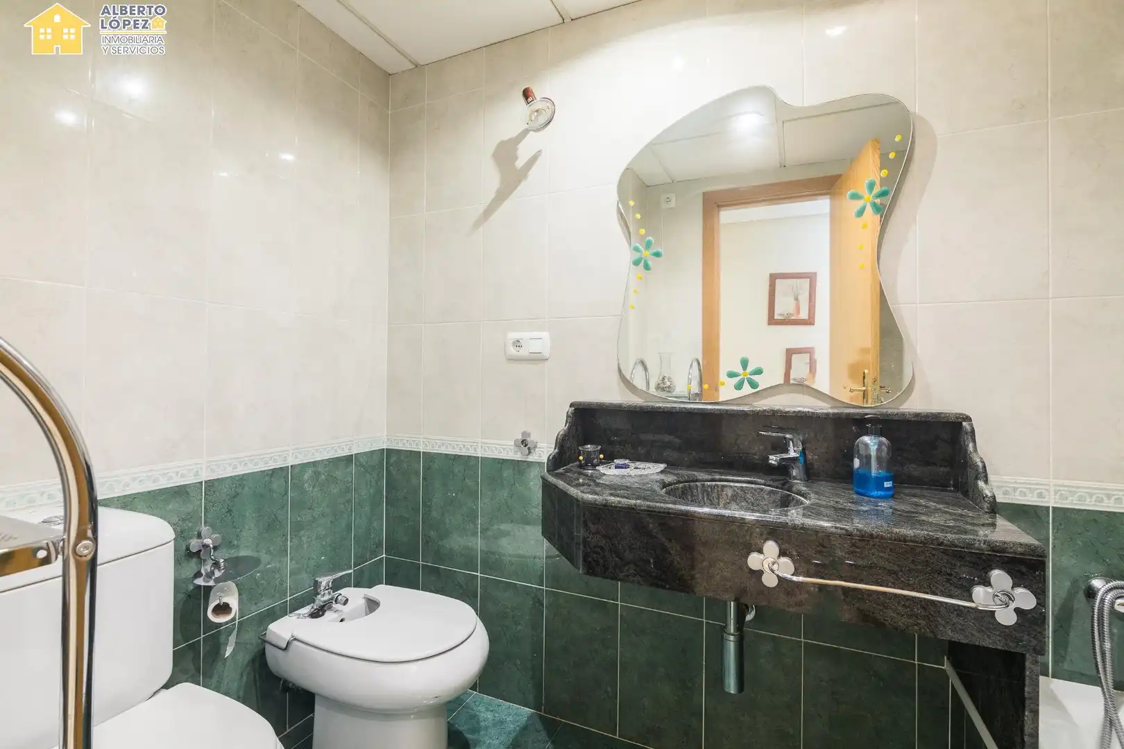 Baño de Apartamento en venta en Alicante / Alacant con Aire acondicionado, Calefacción y Piscina comunitaria