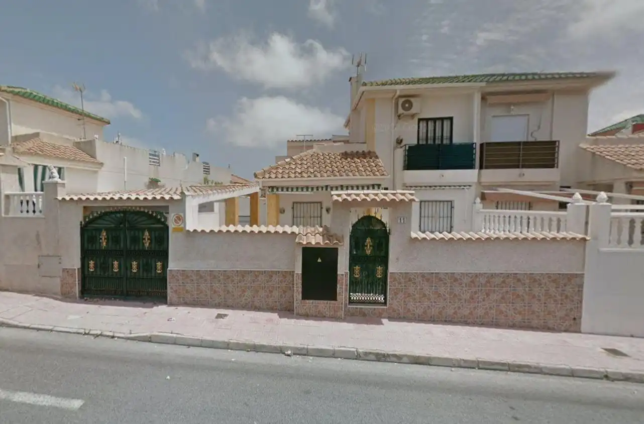 Vista exterior de Casa adosada en venda en Torrevieja amb Aire condicionat, Calefacció i Jardí privat