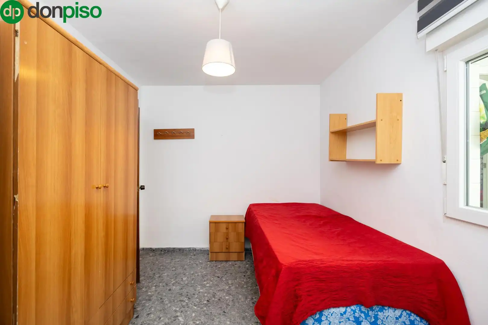 Dormitori de Apartament en venda en Granada amb Calefacció