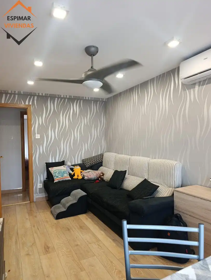Living room of Flat for sale in Zaragoza  with Furnished and Balcony