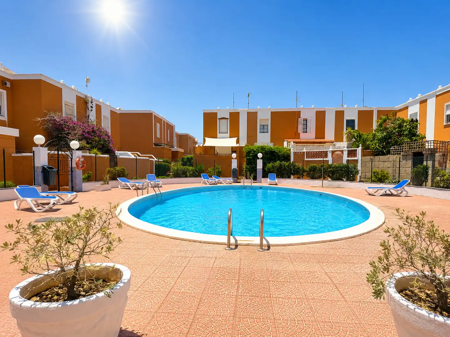 Schwimmbecken von Einfamilien-Reihenhaus zum Verkauf in Granadilla de Abona mit Terrasse, Ofen und Waschmaschine