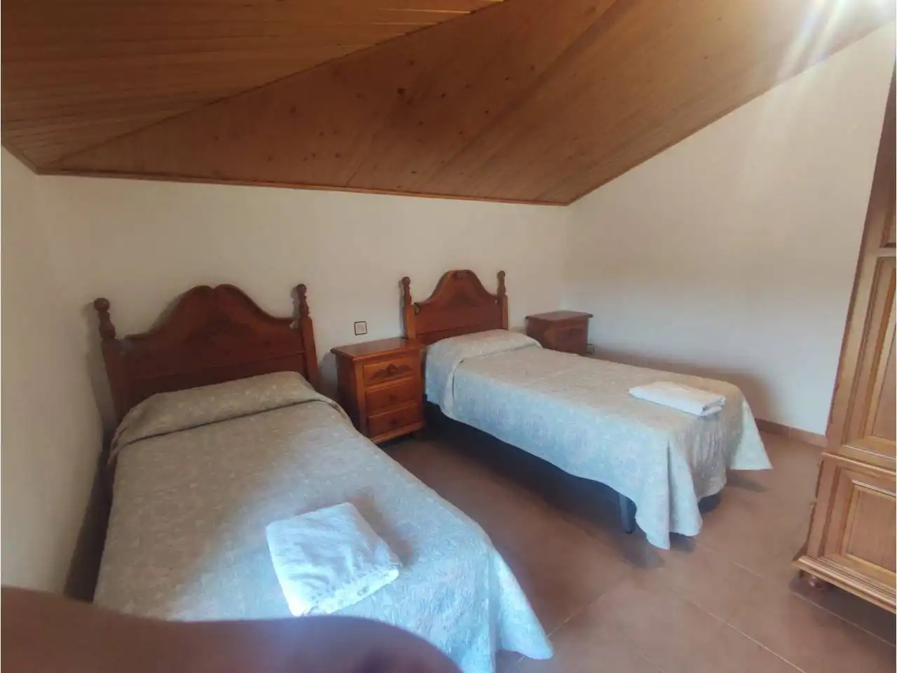 Habitación de Local en venta en El Grado con Aire acondicionado