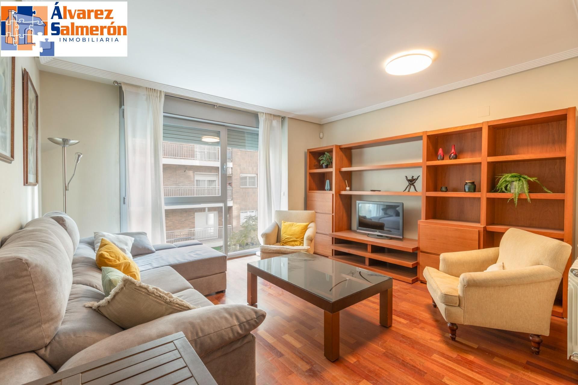 Living room of Flat for sale in  Granada Capital  with Air Conditioner, Heating and Parquet flooring