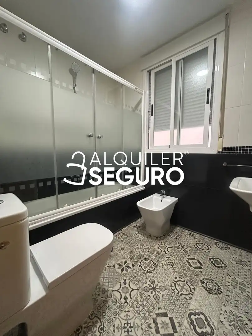 Badezimmer von Wohnung zur Miete in Churriana de la Vega mit Klimaanlage, Heizung und Abstellraum