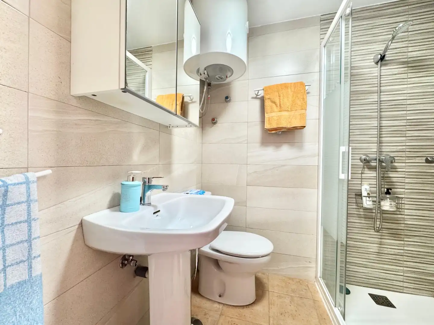 Baño de Apartamento de alquiler en Orihuela con Aire acondicionado, Calefacción y Amueblado