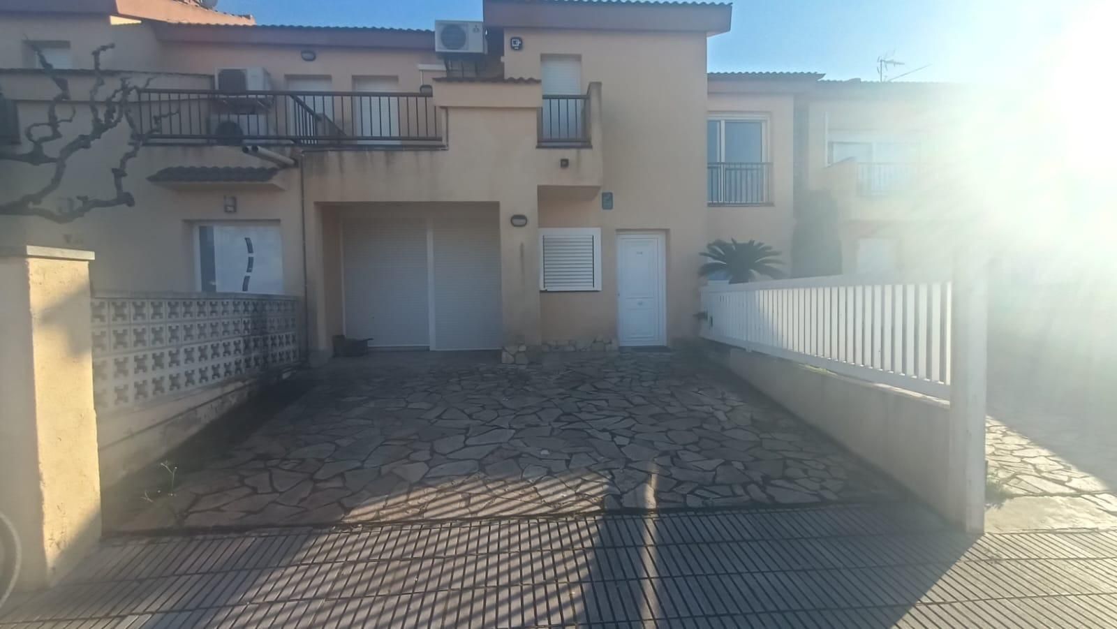 Exterior view of Single-family semi-detached for sale in Roses  with Air Conditioner, Private garden and Terrace