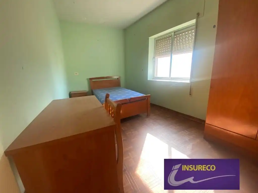 Dormitori de Casa o xalet en venda en Bustillo del Páramo amb Calefacció, Jardí privat i Moblat