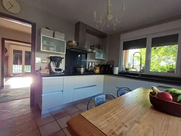 Cuina de Casa o xalet en venda en Vigo  amb Calefacció, Jardí privat i Parquet