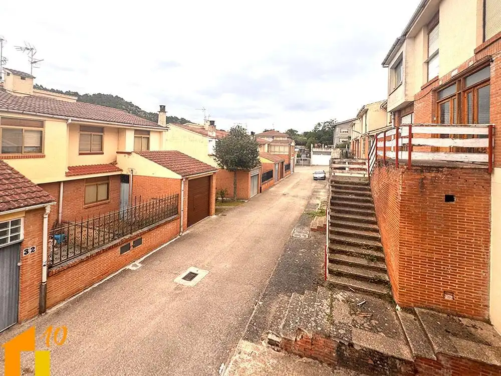 Außenansicht von Einfamilien-Reihenhaus zum Verkauf in Belorado mit Heizung und Terrasse