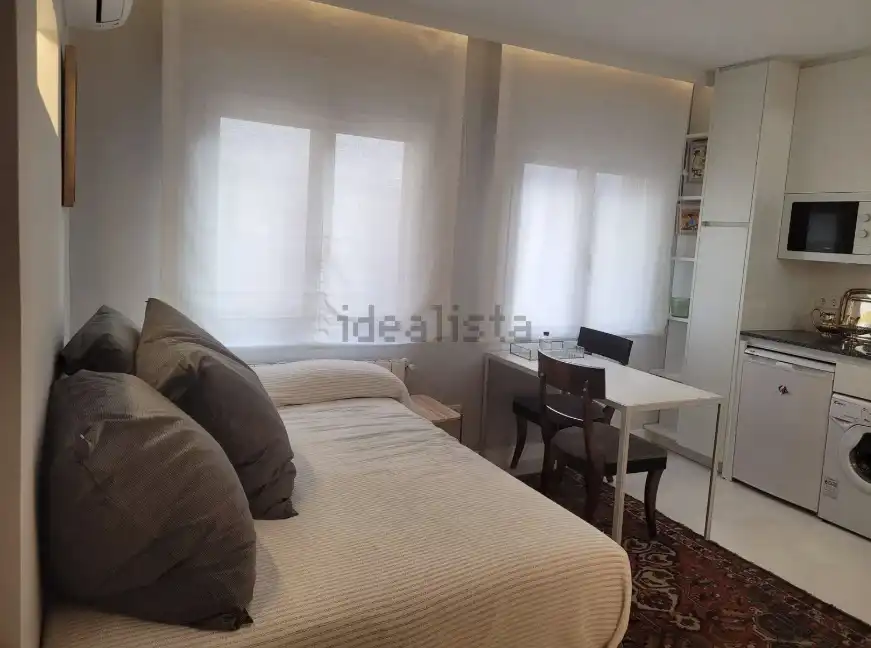 Dormitori de Apartament de lloguer en Madrid amb Aire condicionat, Calefacció i Moblat