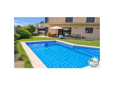 Casa con piscina en venta en Calle Del Castanyer 2