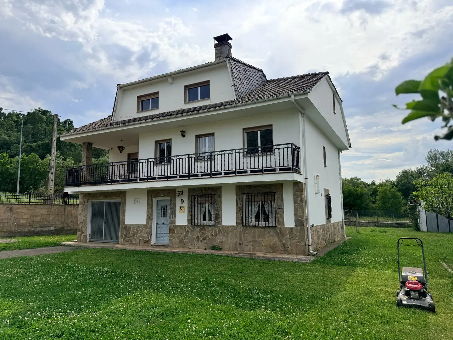 Vista exterior de Casa o chalet en venta en Soto y Amío con Calefacción, Jardín privado y Parquet