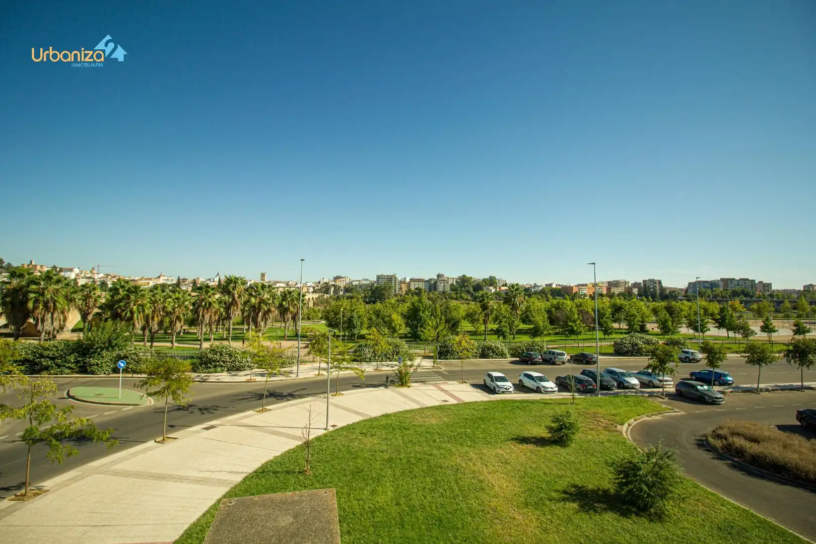 Außenansicht von Wohnung zum Verkauf in Badajoz mit Klimaanlage, Heizung und Privatgarten