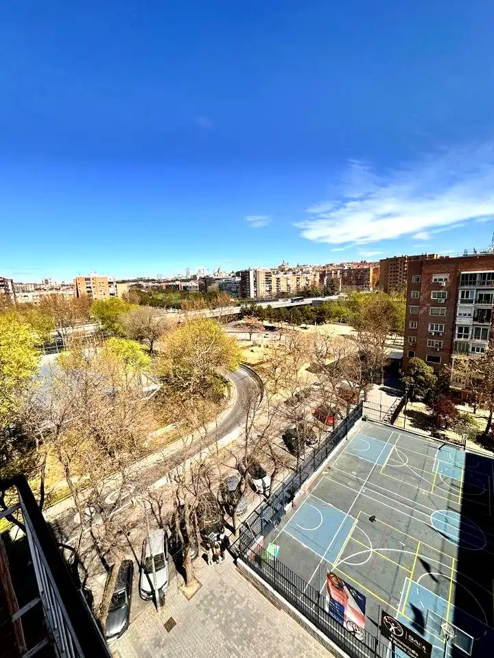 Vista exterior de Piso en venta en Madrid con Calefacción, Terraza y Amueblado