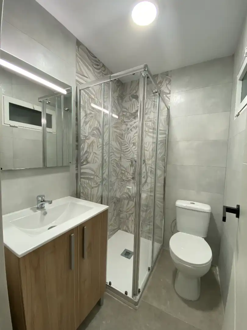 Baño de Piso en venta en Alicante / Alacant con Trastero, Horno y Microondas
