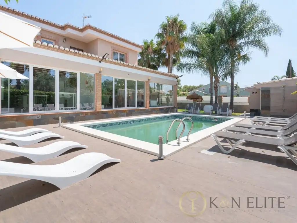Xalet amb piscina en venda a Los Pinares - La Masia