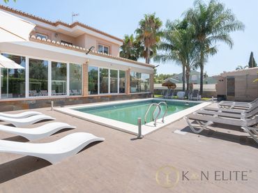 Villa con piscina in vendita a Los Pinares - La Masia