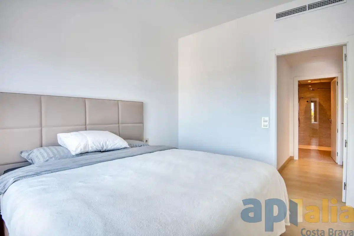 Schlafzimmer von Dachboden zum Verkauf in Castell d'Aro, Platja d'Aro i s'Agaró mit Klimaanlage, Heizung und Terrasse