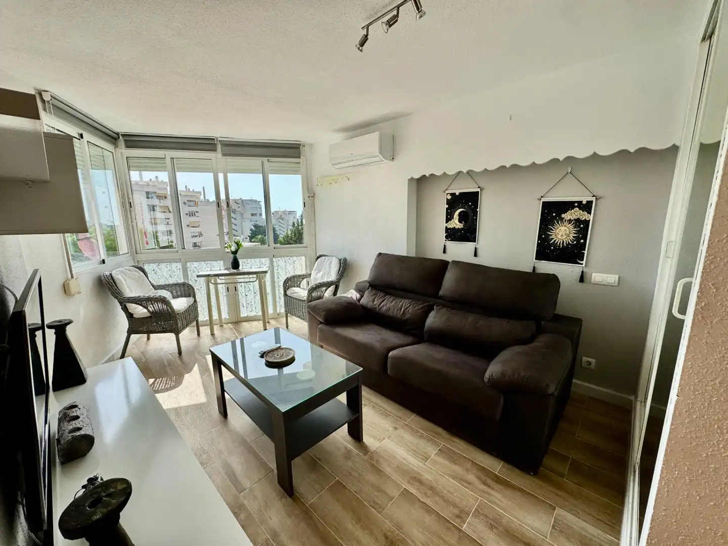 Wohnzimmer von Wohnungen zur Miete in Benalmádena mit Privatgarten, Möbliert und Gemeinschaftspool