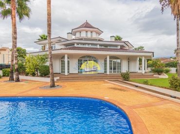 Detached house with balcony for sale in Pueblo - Urbanizaciones