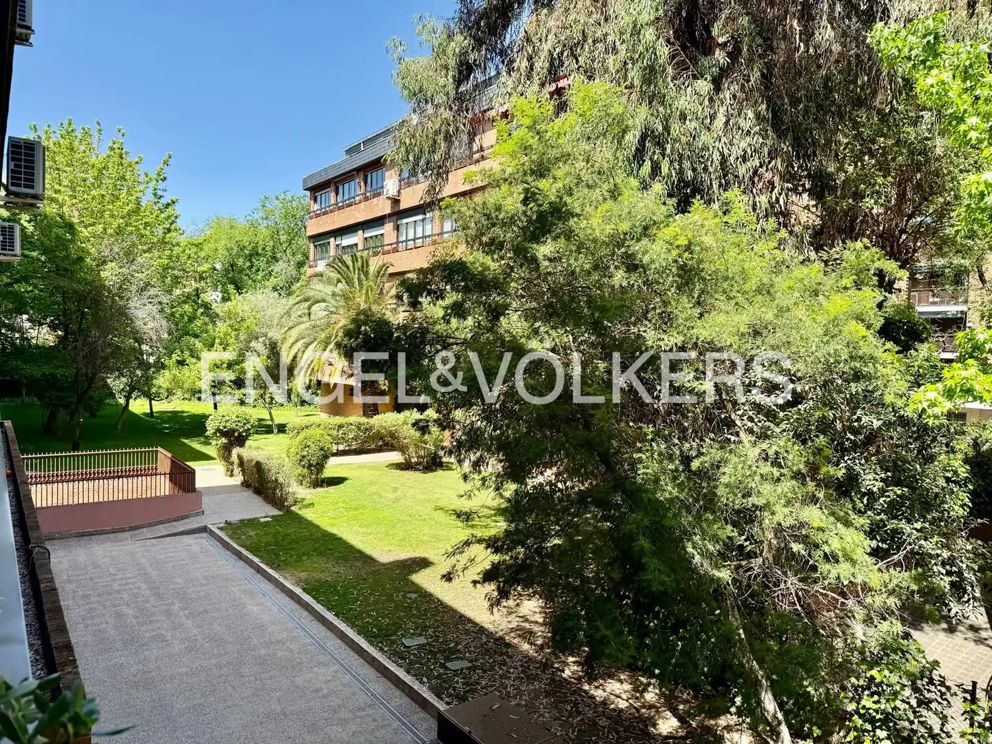 Vista exterior de Pis en venda en Madrid amb Calefacció, Jardí privat i Parquet