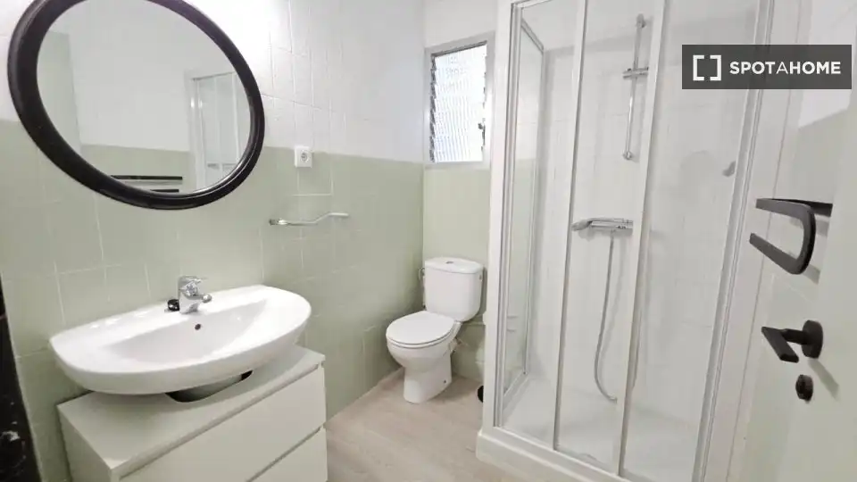 Badezimmer von Wohnung zur Miete in Valencia mit Klimaanlage, Heizung und Möbliert