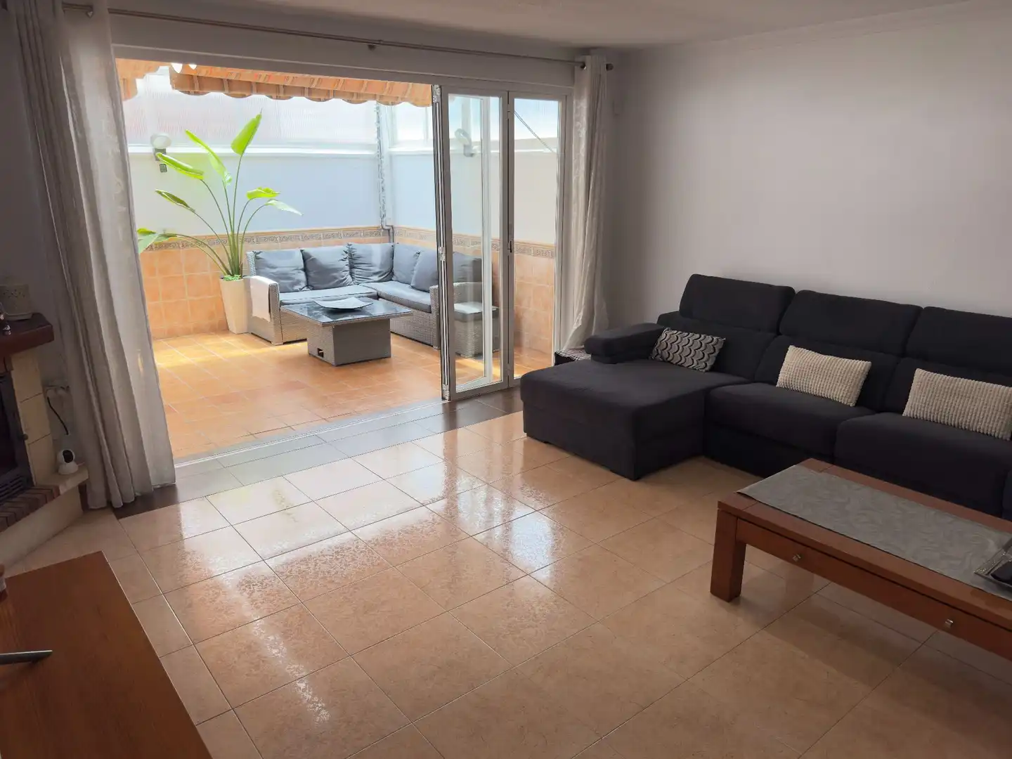 Sala d'estar de Casa adosada en venda en Roquetas de Mar amb Aire condicionat i Traster