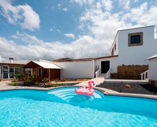 Piscina de Casa o xalet en venda en Tinajo amb Jardí privat, Terrassa i Traster