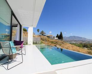 Vista exterior de Casa o xalet en venda en Mijas amb Aire condicionat, Jardí privat i Terrassa