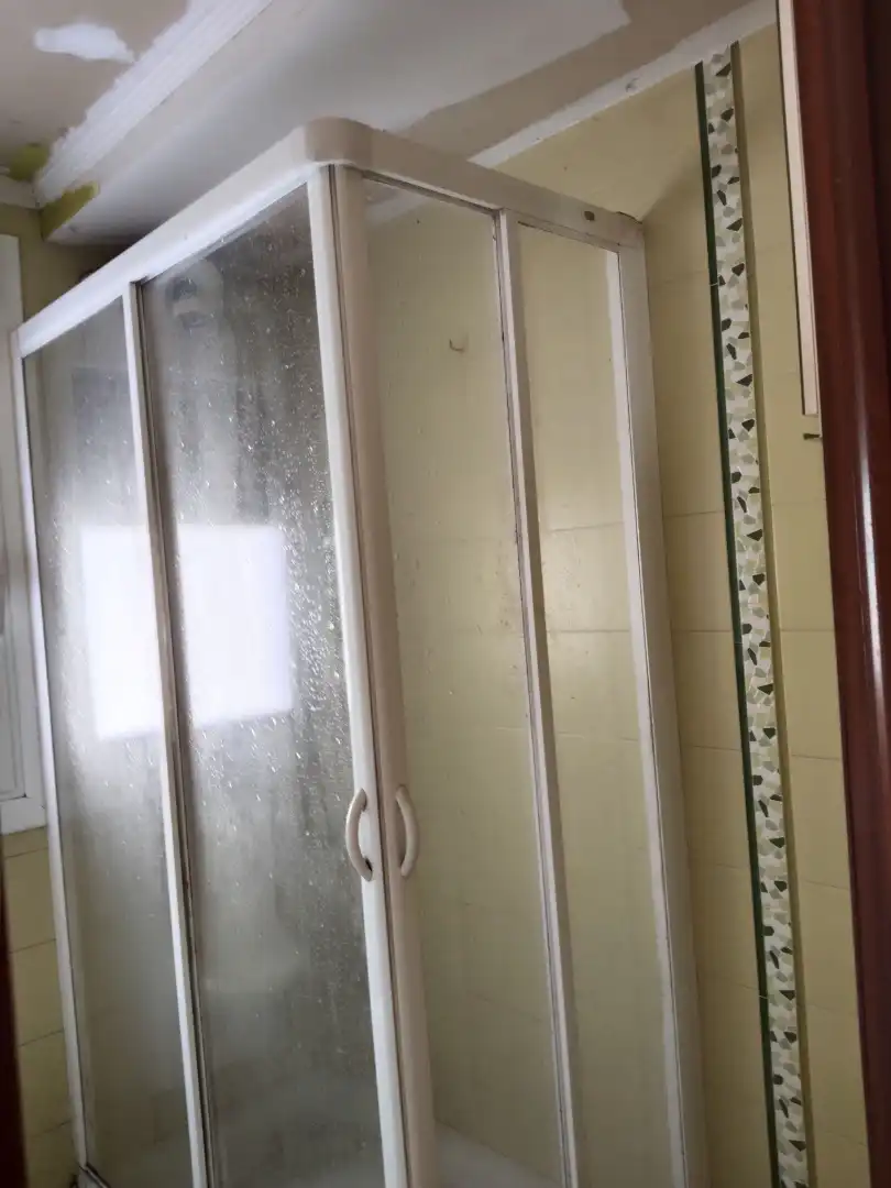 Baño de Piso en venta en Legazpi con Calefacción, Trastero y Balcón