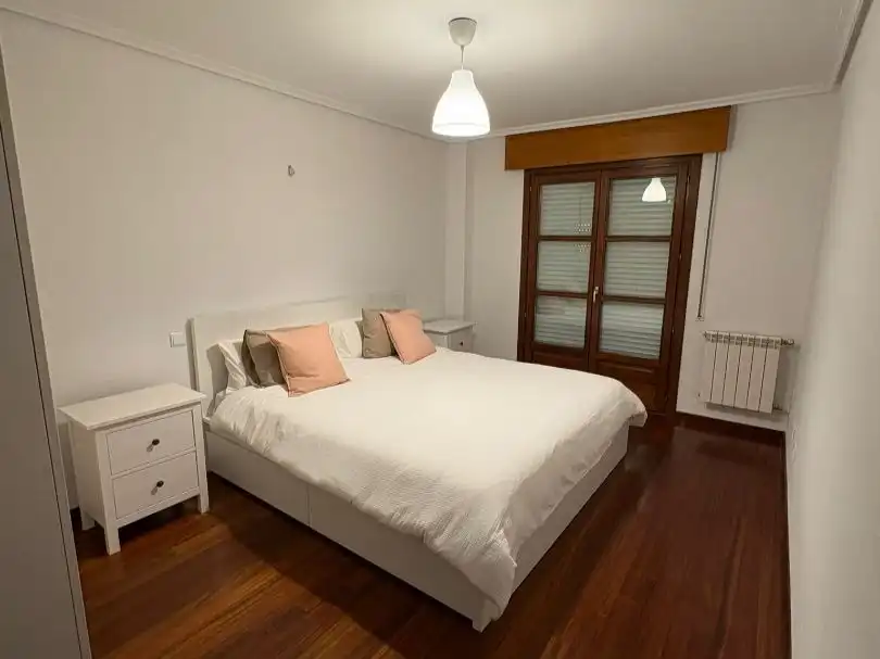 Dormitori de Pis de lloguer en Potes amb Parquet, Terrassa i Moblat