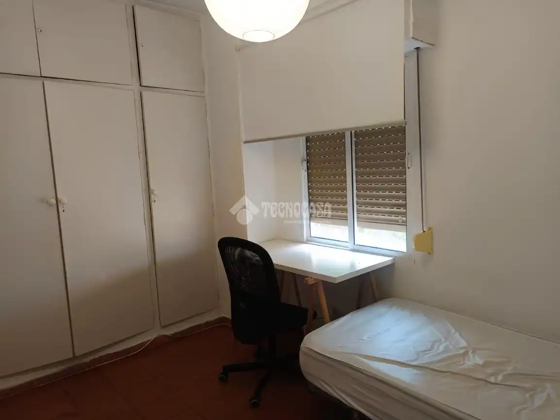 Habitación de Piso en venta en Sevilla con Aire acondicionado, Terraza y Trastero