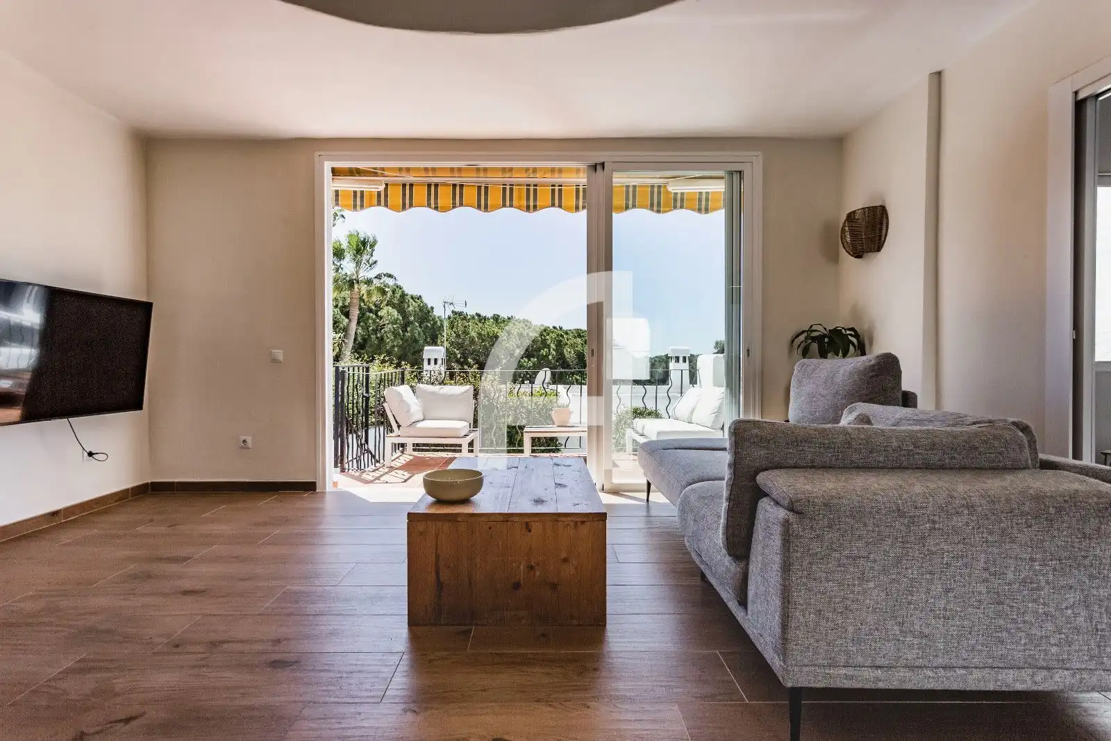 Sala de estar de Casa adosada en venta en Marbella con Aire acondicionado, Calefacción y Jardín privado