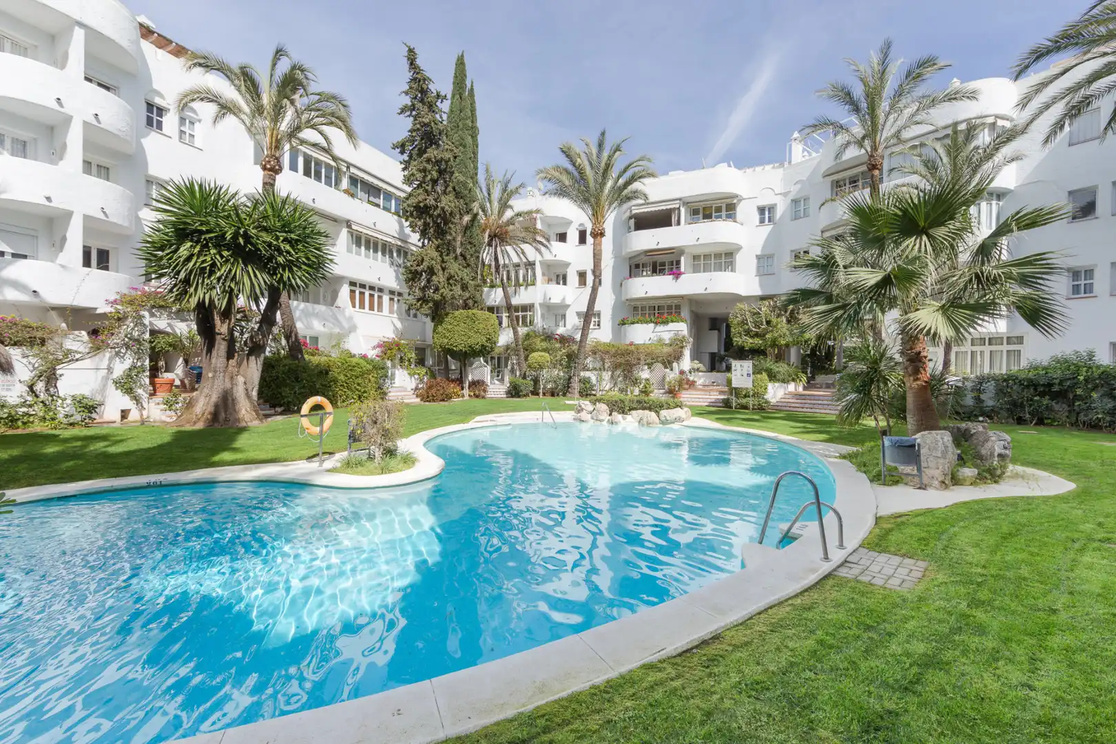 Vista exterior de Àtic en venda en Marbella amb Aire condicionat, Calefacció i Terrassa