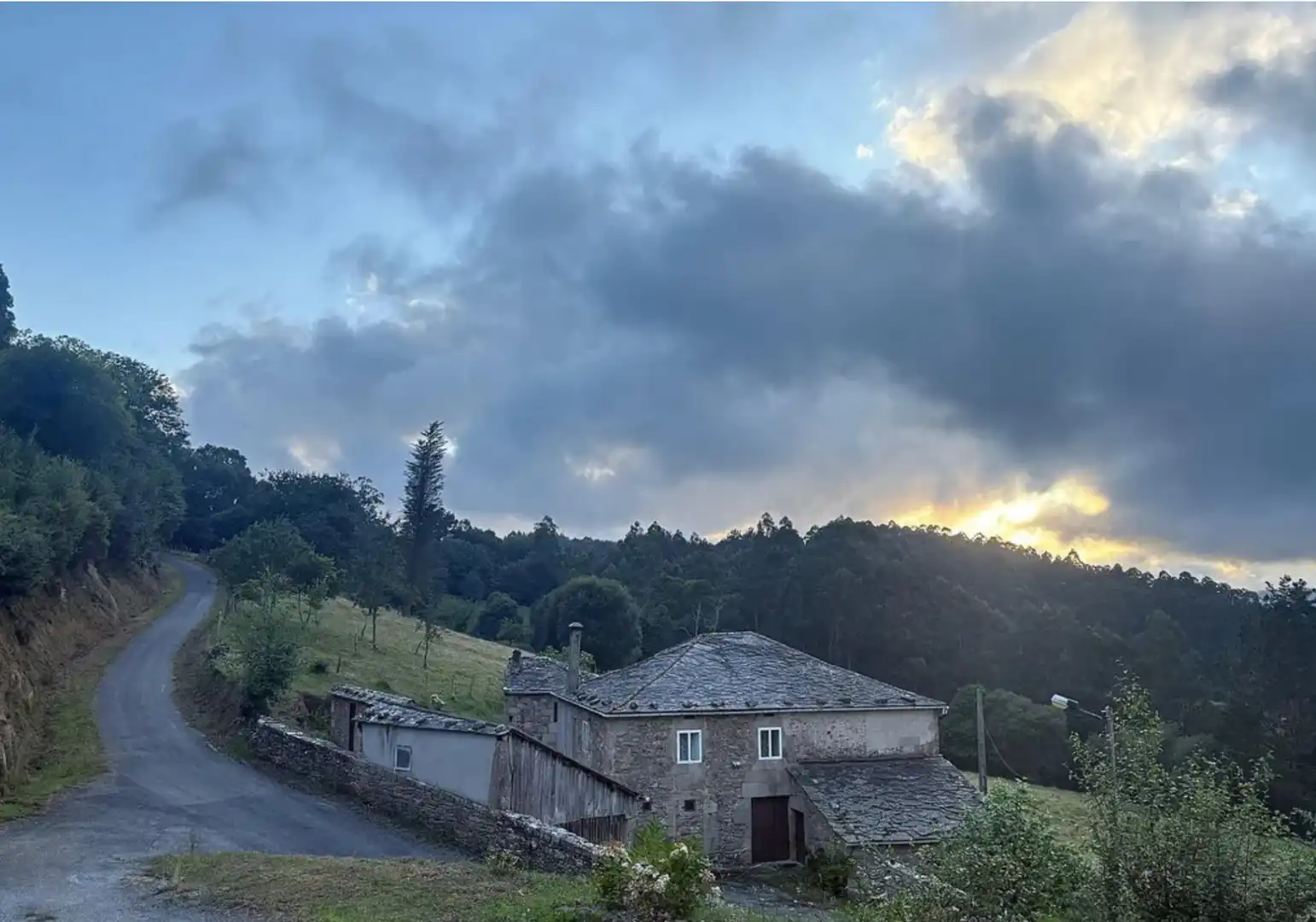 Vista exterior de Finca rústica en venda en Viveiro amb Jardí privat