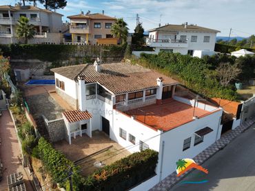 Casa amb piscina en venda a Aiguaviva Parc