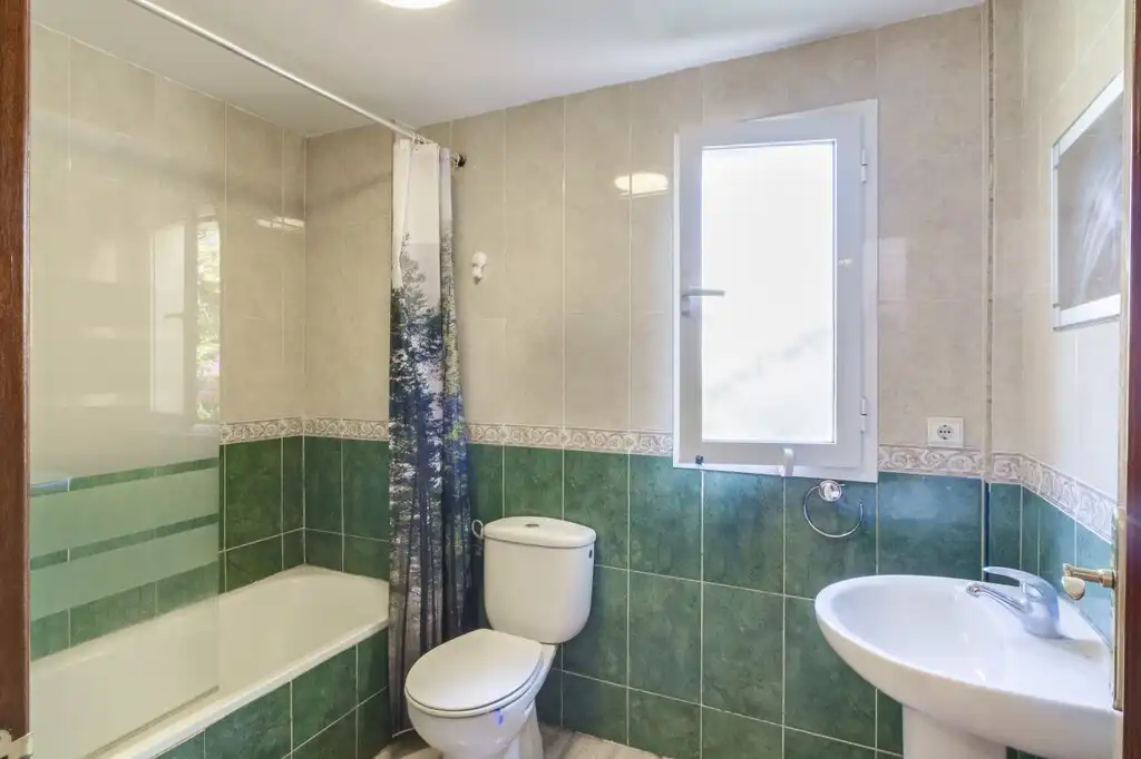 Bany de Casa o xalet en venda en Fuengirola amb Aire condicionat, Jardí privat i Terrassa