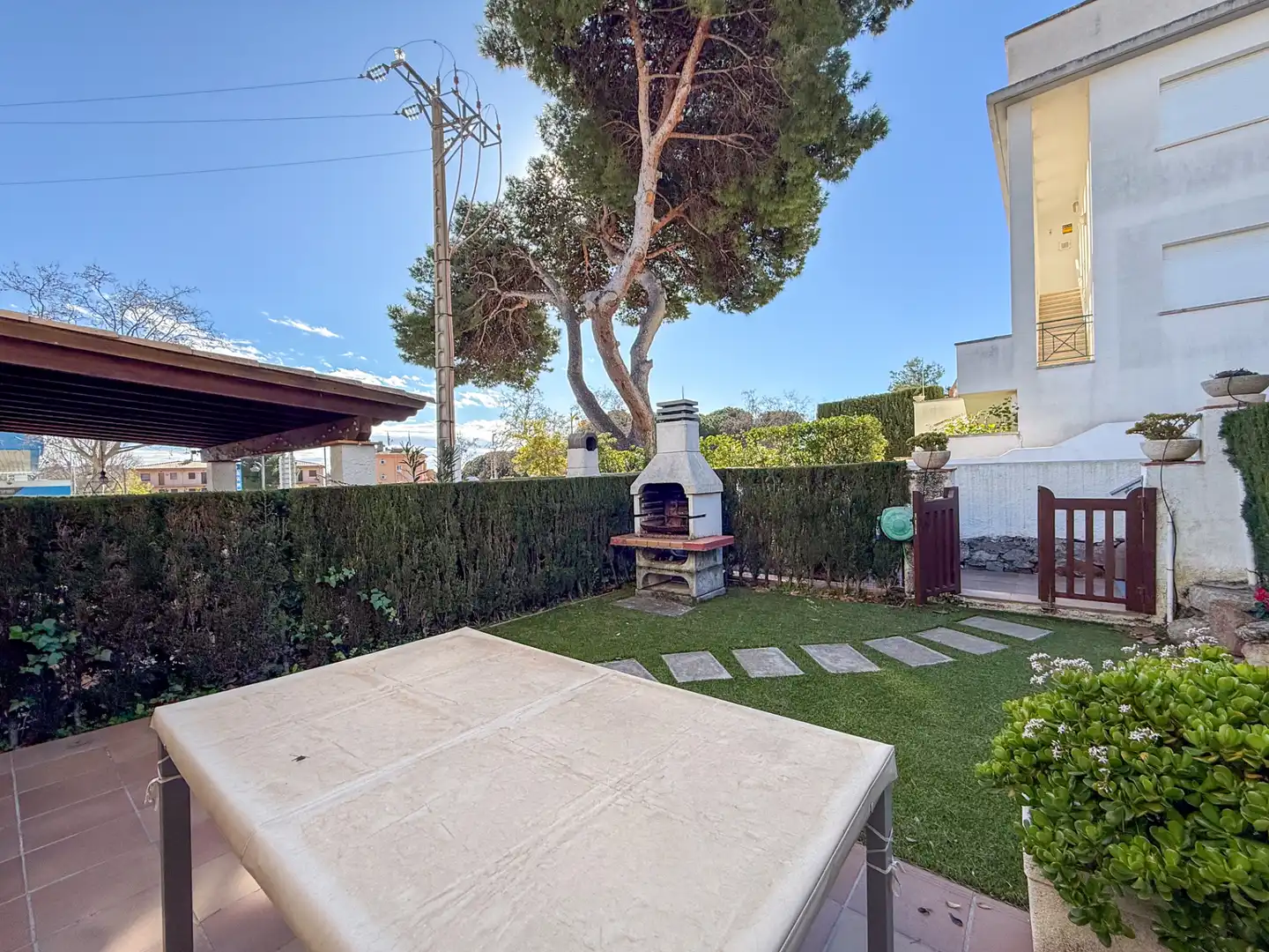 Terrasse von Einfamilien-Reihenhaus zum Verkauf in Sant Feliu de Guíxols mit Klimaanlage, Heizung und Privatgarten