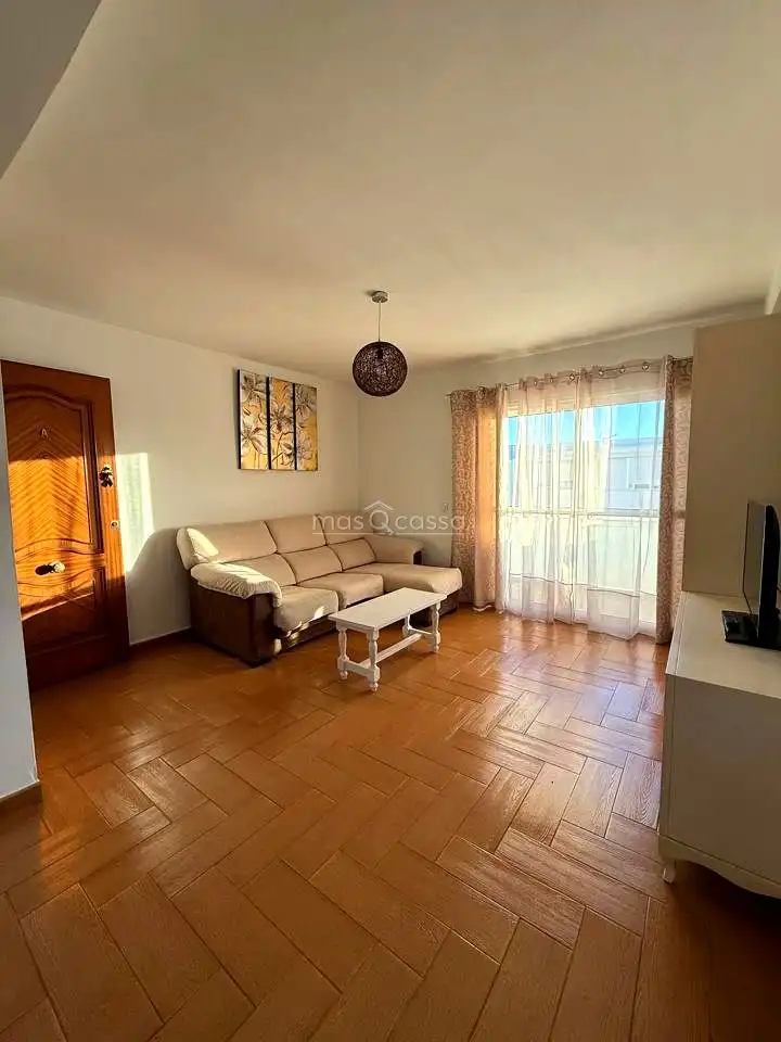 Sala d'estar de Pis de lloguer en La Línea de la Concepción amb Moblat